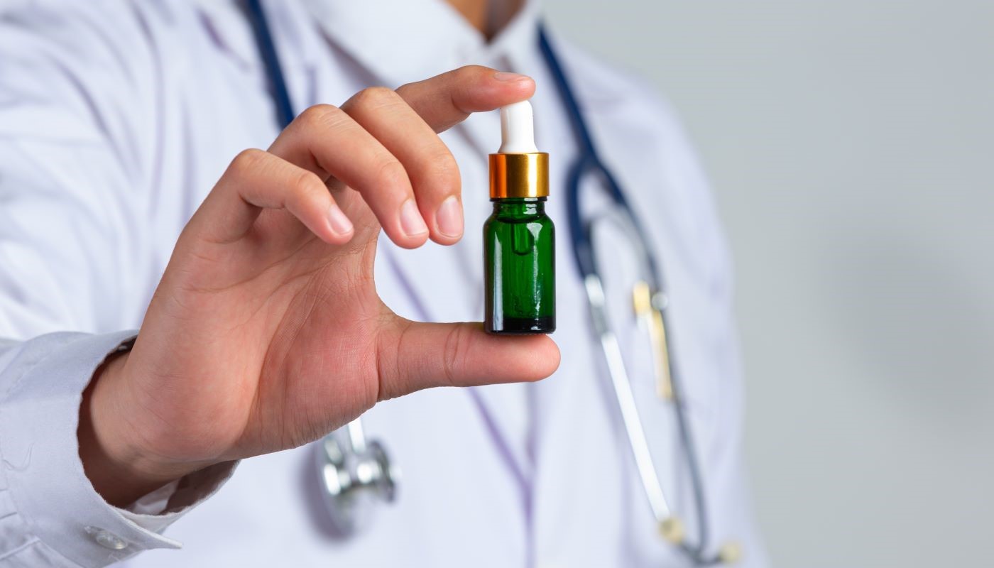 <a href="https://br.freepik.com/fotos-gratis/feche-a-foto-do-medico-segurando-uma-garrafa-de-oleo-de-cannabis-na-parede-branca_10401488.htm#fromView=search&page=1&position=21&uuid=9714bc51-079f-4544-96be-8ad61fae51e7">Imagem de jcomp no Freepik</a>