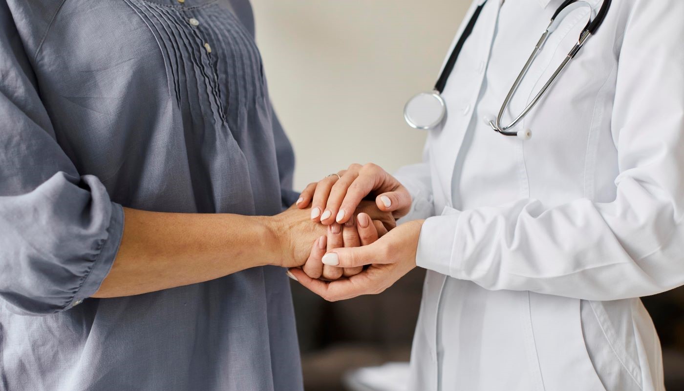 <a href="https://br.freepik.com/fotos-gratis/medica-do-centro-de-recuperacao-covid-segurando-as-maos-de-uma-paciente-mais-velha_12367950.htm#fromView=search&page=1&position=0&uuid=8c4be5a1-eac1-4c74-a5b9-a2f024cff169">Imagem de freepik</a>